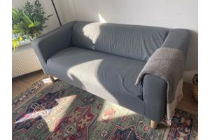 Klippan tweezitsbank met grijze hoes