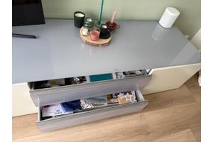 TV-kast 226 (afhalen, zelf tillen &demonteren 3e etageWeesp)