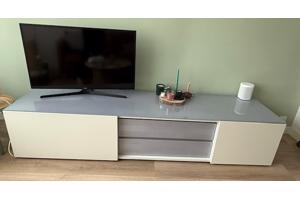 TV-kast 226 (afhalen, zelf tillen &demonteren 3e etageWeesp)