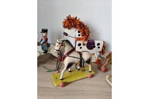 verzameling oude speelgoed paardjes