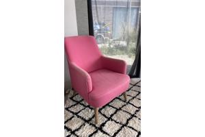 2 roze fauteuils verkleurd