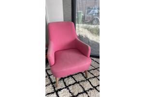 2 roze fauteuils verkleurd