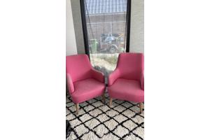 2 roze fauteuils verkleurd