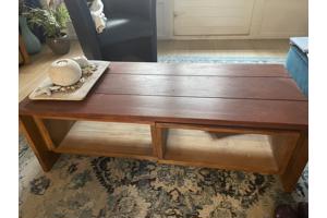 Salontafel eiken met verrijdbare kastjes eronder