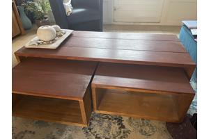 Salontafel eiken met verrijdbare kastjes eronder