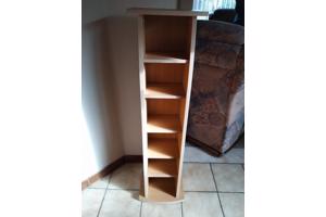 Eettafel met 6 stoelen.  Opbergrek CD's/Video's....