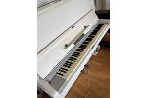 Ritter Halle piano, wit, functioneert goed, lang niet gestemd maar geen ontstemde tonen.