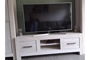 2 mooie wandkasten en tv meubel. Alleen af te halen op zaterdag 19 of zondag 20 juli.