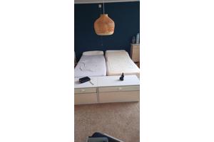 Twee boxspring eenpersoonsbedden 90x200 evt met ombouw