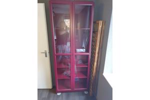 Bordeaux rode vitrinekast Billy.