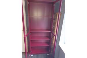 Bordeaux rode vitrinekast Billy.