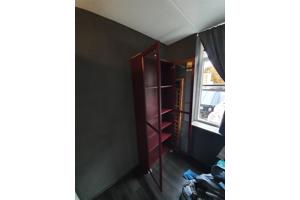 Bordeaux rode vitrinekast Billy.