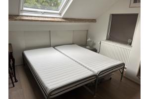 2 (onderschuif-, logeer-) bedden met bijbehorende matrassen