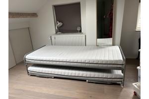 2 (onderschuif-, logeer-) bedden met bijbehorende matrassen