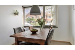 Mooie robuuste eettafel 6-8 personen