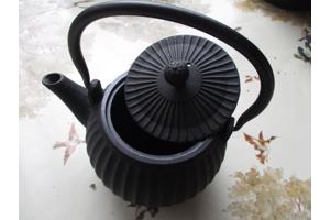 Mooi theepotje in gietijzer