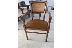 Vijf (5) antieke houten stoelen met kussens
