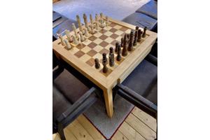 Als Nieuwe Schaak Bijzettafel met twee Leren Stoelen