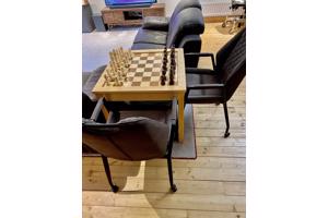 Als Nieuwe Schaak Bijzettafel met twee Leren Stoelen