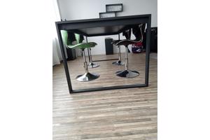 Eettafel vierkante poten