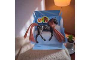 Little horse speelpaard zwart grijs bruine haren camouflage