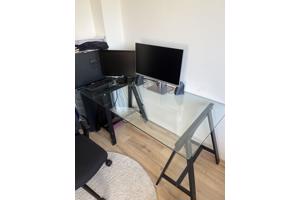 Glazen bureau met zwarte poten