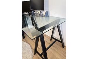 Glazen bureau met zwarte poten