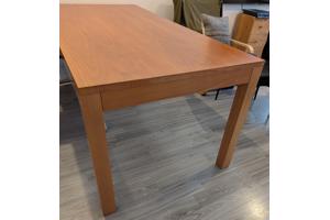 Mooie grote eettafel (bruin)