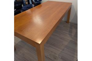 Mooie grote eettafel (bruin)