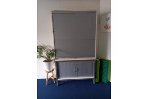 Zilverkleurige kantoorkast met roldeuren