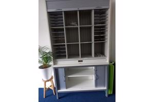 Zilverkleurige kantoorkast met roldeuren