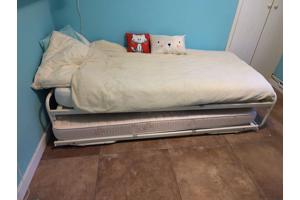 metalen bed met onderbed 90x 200 cm (zonder matrassen)