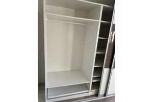 Kledingkast met schuifdeuren