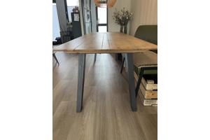 Steigerhouten eettafel (2,5 meter) met stalen poten