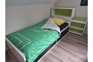 Bed met hoofdeinde en opberger