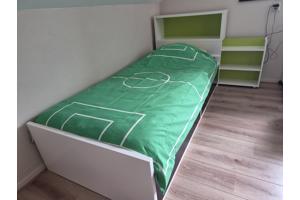 Bed met hoofdeinde en opberger