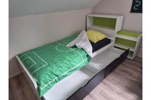 Bed met hoofdeinde en opberger