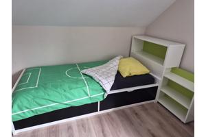 Bed met hoofdeinde en opberger