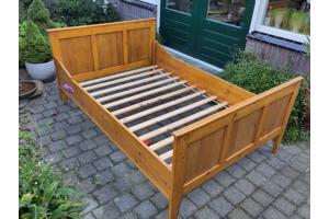 Antiek handgemaakt bed