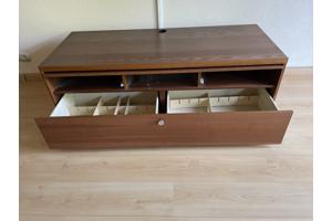 Mooi tv meubel met handige vakken IKEA