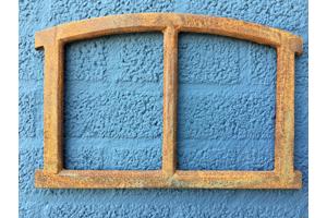 Een klein gietijzeren venster, raam / stalraam