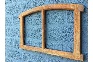 Een klein gietijzeren venster, raam / stalraam