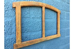 Een klein gietijzeren venster, raam / stalraam