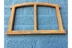 Een klein gietijzeren venster, raam / stalraam