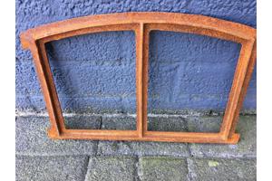 Een klein gietijzeren venster, raam / stalraam