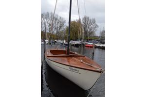 Zeilboot met trailer en buitenboordmotor