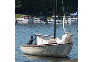 Zeilboot met trailer en buitenboordmotor
