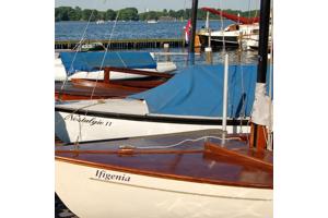 Zeilboot met trailer en buitenboordmotor