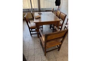 Leren eetkamer stoelen en eettafel
