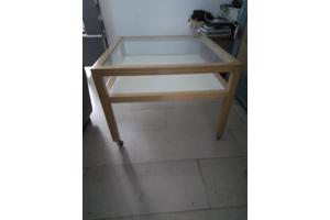 SALONTAFEL IKEA MET GLAZEN BLAD VIERKANT inclusief wielen